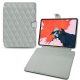 Lederschutzhülle Apple iPad Pro 12.9" (2018) - Gris - Couture ( Nappa - Pantone W428C ) 