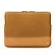 Capa em pele para Macbook Pro 15" - Griffe 3 - Or Maïa ( Pantone 871C ) 