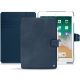 Apple iPad 9.7" (2018) leather case - Jean vintage ( Roughtcut - Pantone 285U  ) 