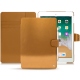 Capa em pele Apple iPad 9.7" (2018) - Or Maïa ( Pantone 871C ) 