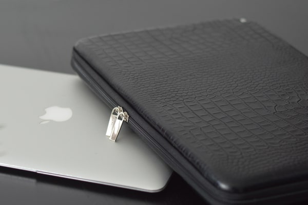 Custodia in pelle per computer portatile 13'