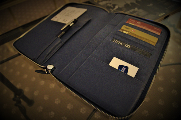 Custodia con zip per documenti di viaggio